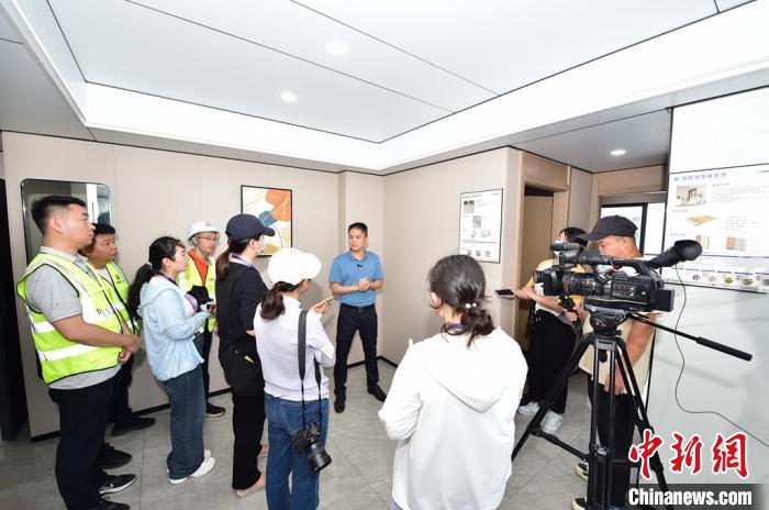 记者在福州滨海新城探访装配式装修交付的住宅项目。　成文雄 摄