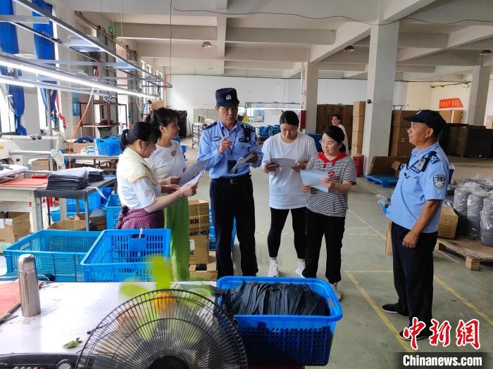民警进企办实事 杨文逸 摄