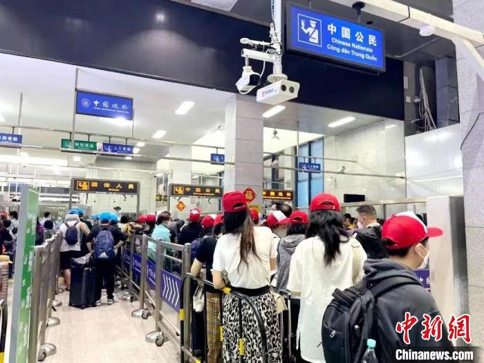 图为旅游团在友谊关口岸等待查验入境。　陈荣佳 摄