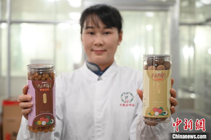 何木英展示龙眼制品 陈楚红 摄