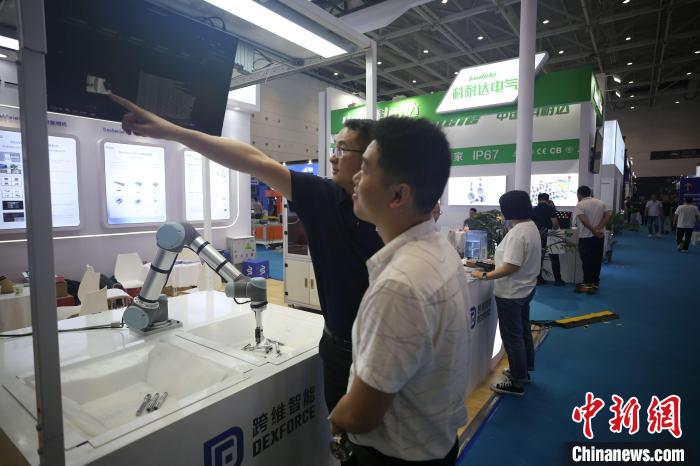 展商为观展者进行介绍。　蔡亚群 摄