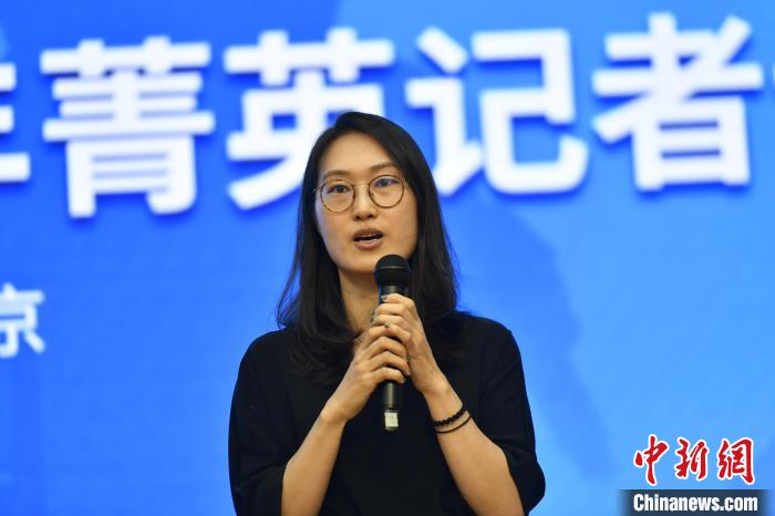 18日举行的开营仪式上，中国日报经济部能源记者郑欣作为第二期学员代表发言。　中新社记者 赵文宇 　摄